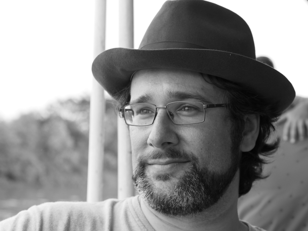 Na entrevista, o coordenador da cátedra, Tel Amiel, fala sobre seu histórico e atividades, o conceito e pesquisas em educação aberta e indica referências onde encontrar Recursos Educacionais Abertos (REA).