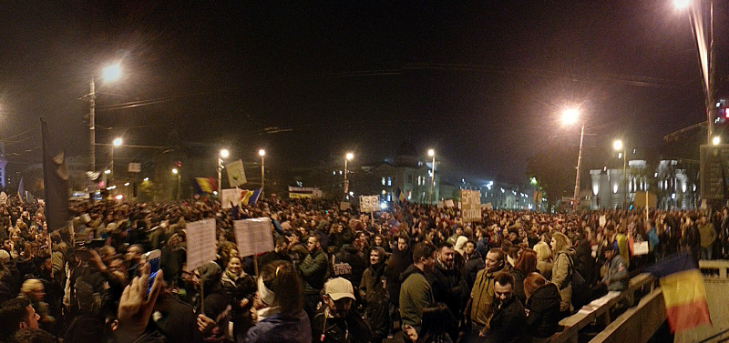 Protesta en la Plaza de la Universidad en Bucarest el 5 de noviembre de 2015. Fotografía: Gutza (CC BY-SA 4.0).